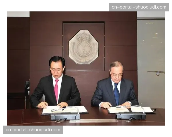 “特写：因凡蒂诺在FIFA大会连任主席后的首个新闻发布会”